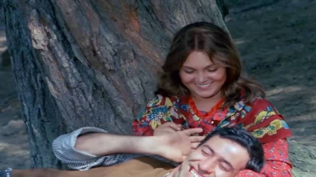 Şark Bülbül'ünün utangaç güzeliydi! Yıllar ona da acımasız davrandı: 67 yaşındaki usta oyuncunun son hali ağızları açık bıraktı 1